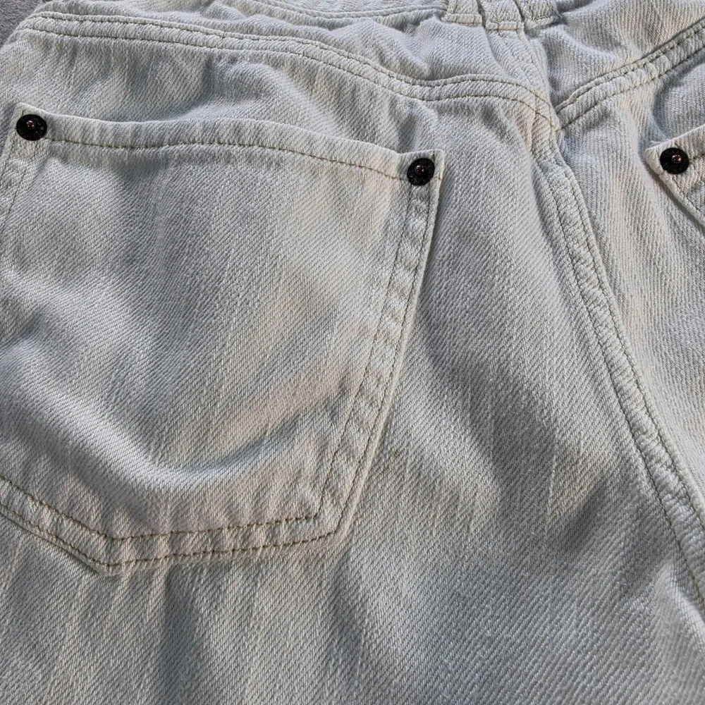 We The Free Free People Ivy Mid Rise Denim Shorts Cream Raw Hem Button Fly 25